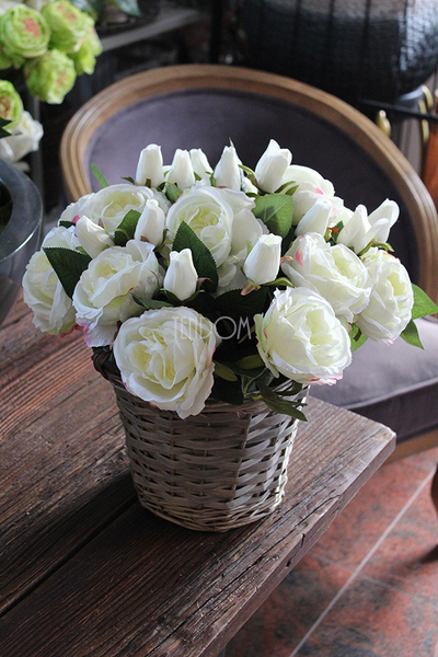 bogaty kosz z białymi różami i pąkami Romance White 35x35cm