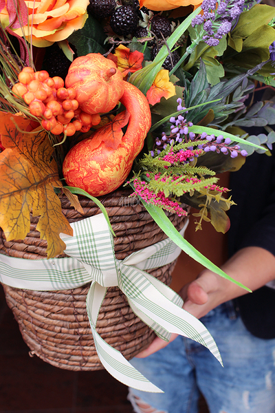 Jesień kompozycja kwiatowa / bukiet w koszu, wym.75x50cm 