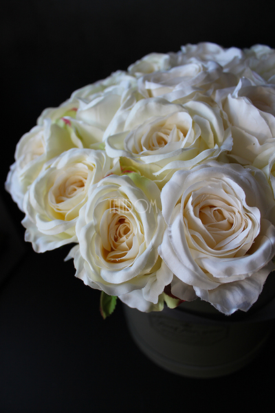 kompozycja kwiatowa / bukiet Flowerbox Roses Ecru, wys.34cm