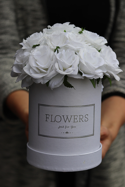 Anielski Flowerbox Big, biały flowerbox z różami, wys.30cm 