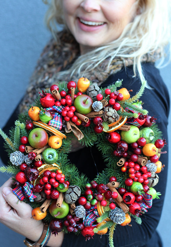 bardzo bogaty wianek świąteczny Sadova, śr.27cm