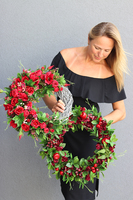 Red Flowers 2, wianek dekoracyjny z czerwonymi kwiatami, śr.40cm