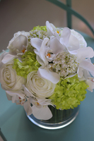 biało-zielony bukiet kwiatów w szklanym wazonie, Orchideano, wys.27cm