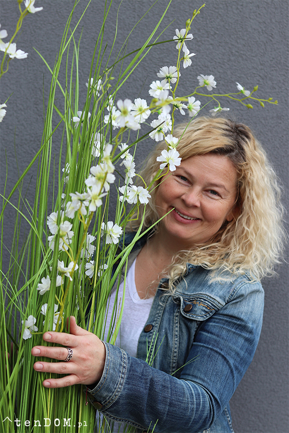Alija Perra Negra, sztuczna trawa w czarnej donicy, wys.180cm