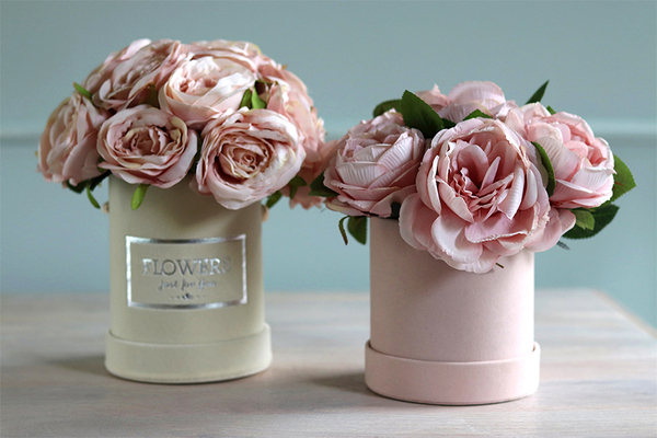 uroczy welurowy flowerbox z piwoniami, Severna Pink, wys.22cm