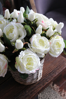 bogaty kosz z białymi różami i pąkami Romance White 35x35cm