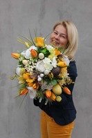 okrągła kompozycja kwiatowa na stolik Wiosenna Piękność 1, wys.26cm