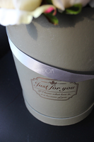 kompozycja kwiatowa / bukiet Flowerbox Roses Ecru, wys.34cm