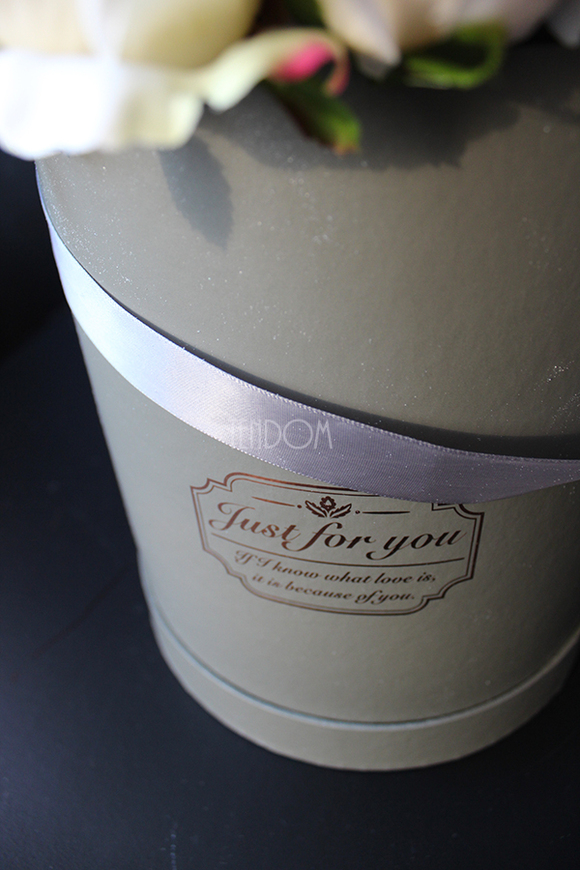 kompozycja kwiatowa / bukiet Flowerbox Roses Ecru, wys.34cm