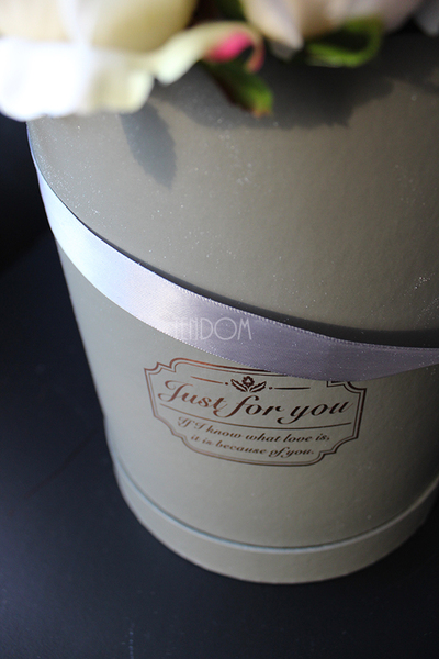 kompozycja kwiatowa / bukiet Flowerbox Roses Ecru, wys.34cm