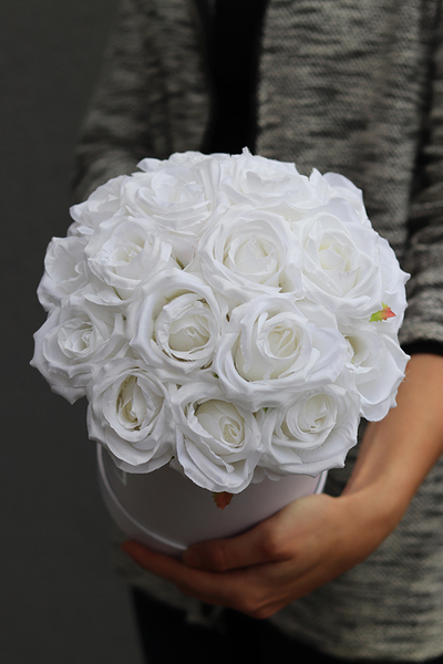 Anielski Flowerbox Big, biały flowerbox z różami, wys.30cm 