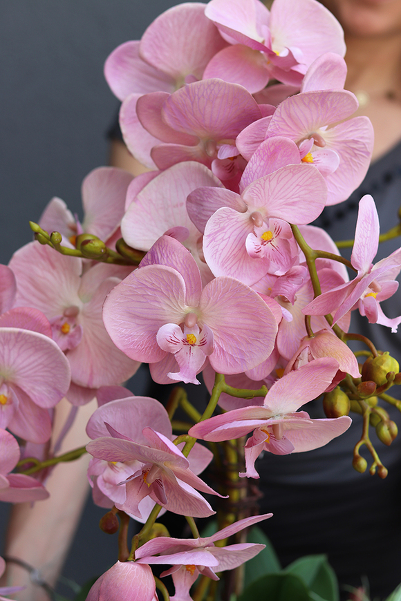 jasnoróżowy sztuczny storczyk w długiej, wąskiej donicy, Miranda, wys.78cm