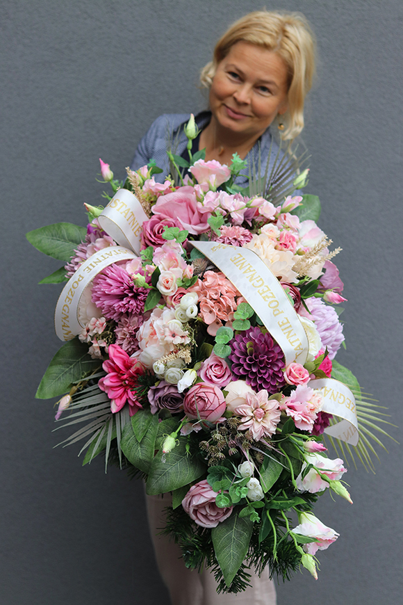 Calipso, bogata różowa wiązanka nagrobna, dł.90cm