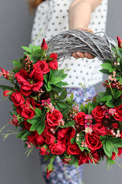 Red Flowers 2, wianek dekoracyjny z czerwonymi kwiatami, śr.40cm
