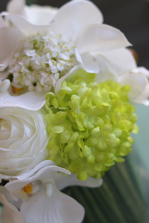 biało-zielony bukiet kwiatów w szklanym wazonie, Orchideano, wys.27cm