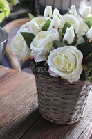 bogaty kosz z białymi różami i pąkami Romance White 35x35cm