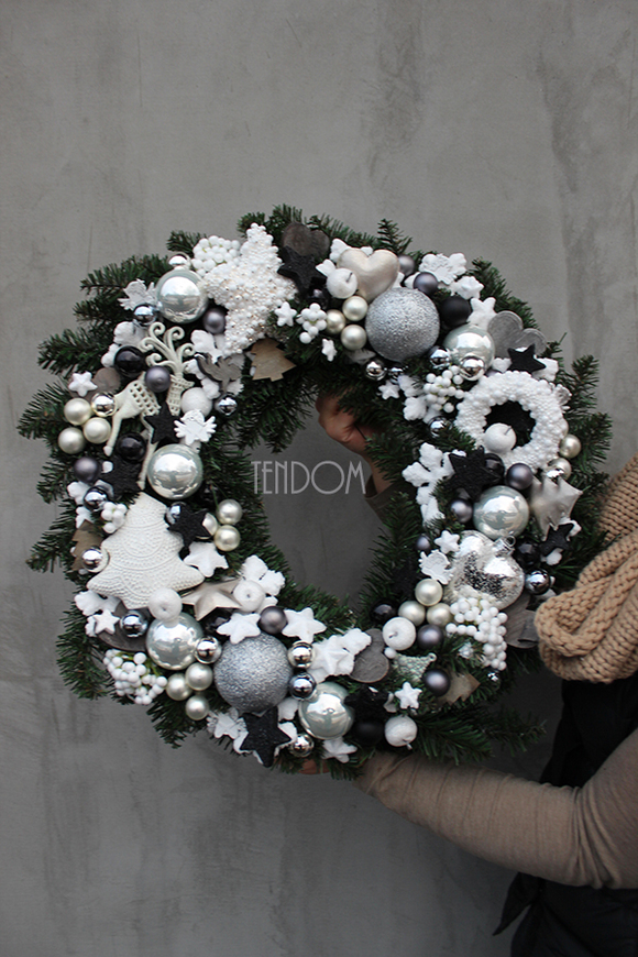 Święta w tenDOM dekoracyjny biało-czarny wianek / stroik, śr.52cm