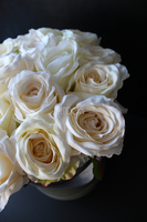 kompozycja kwiatowa / bukiet Flowerbox Roses Ecru, wys.34cm