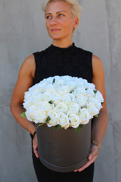 kompozycja kwiatowa / bukiet Flowerbox Srebrzystoszary Elegance Cream, wys.38cm