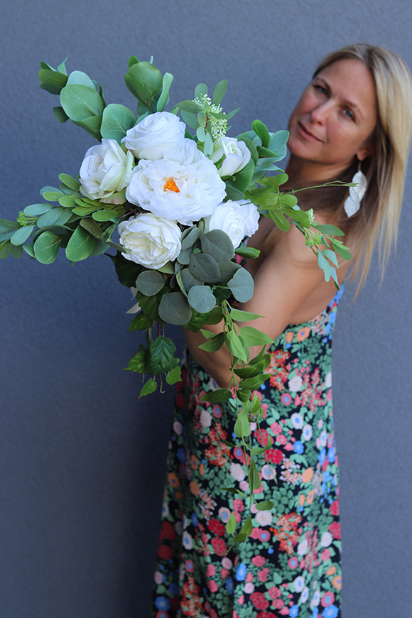 bukiet białych kwiatów z siną zielenią, Biała Baletnica, wym.40x50cm.