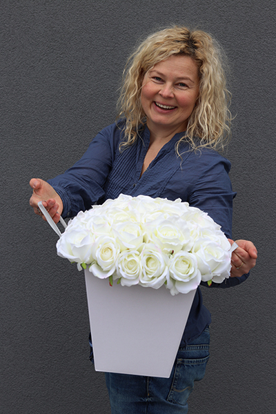 kompozycja kwiatowa / bukiet Flowerbox White Roses, wys.35cm
