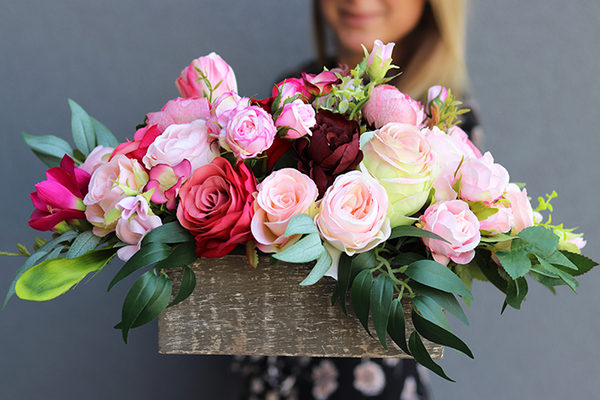 kompozycja kwiatowa / bukiet w drewnianej skrzynce, Mollano, wys.25cm