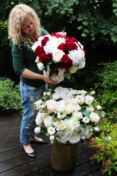 bardzo bogaty kosz z różami Exclusive Roses Pologne wys.46cm