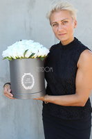 kompozycja kwiatowa / bukiet Flowerbox Srebrzystoszary Elegance Cream, wys.38cm