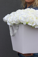 kompozycja kwiatowa / bukiet Flowerbox White Roses, wys.35cm