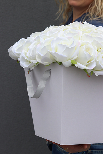 kompozycja kwiatowa / bukiet Flowerbox White Roses, wys.35cm
