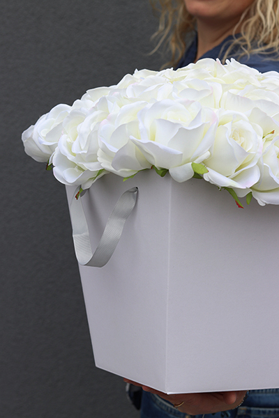 kompozycja kwiatowa / bukiet Flowerbox White Roses, wys.35cm