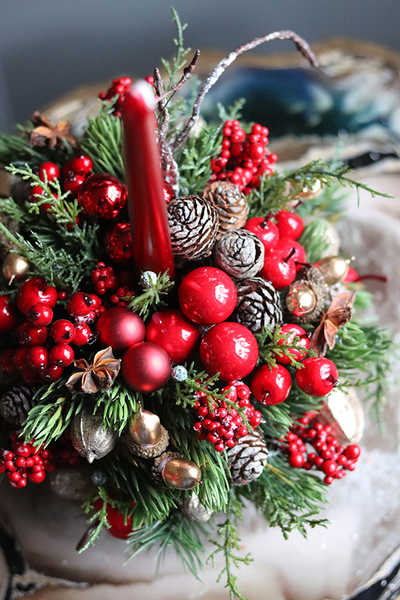świąteczny stroik ze świecą, Karminowe Solo, wys.32cm
