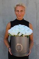 kompozycja kwiatowa / bukiet Flowerbox Srebrzystoszary Elegance Cream, wys.38cm