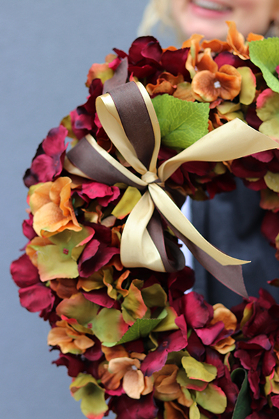 Hollenia, stonowany wianek z brązowej hortensji z kokardą, śr.40cm