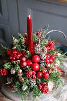 świąteczny stroik ze świecą, Karminowe Solo, wys.32cm