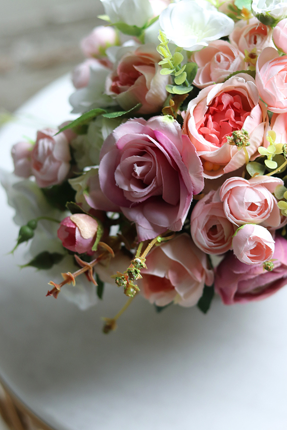 Defita, kompozycja kwiatowa w kremowym naczyniu, wys.33cm