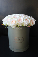 kompozycja kwiatowa / bukiet Flowerbox szarość & róż, wys.37cm