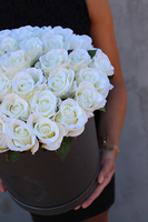 kompozycja kwiatowa / bukiet Flowerbox Srebrzystoszary Elegance Cream, wys.38cm