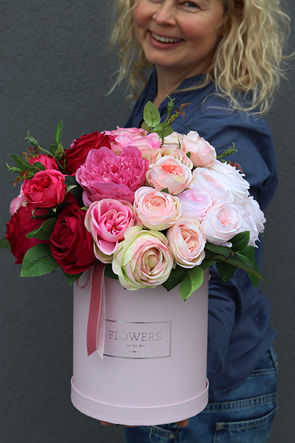 bukiet / flowerbox Piękność w jasnoróżowym pudełku, wys.36cm