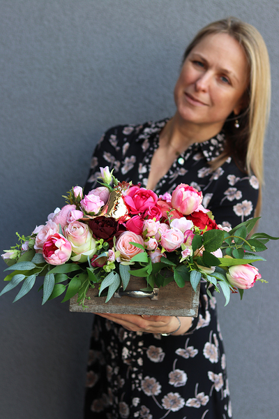 kompozycja kwiatowa / bukiet w drewnianej skrzynce, Mollano, wys.25cm