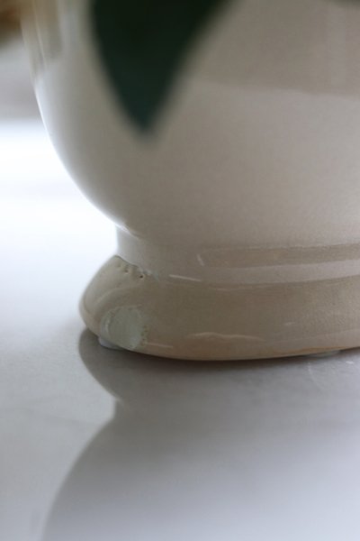 Defita, kompozycja kwiatowa w kremowym naczyniu, wys.33cm