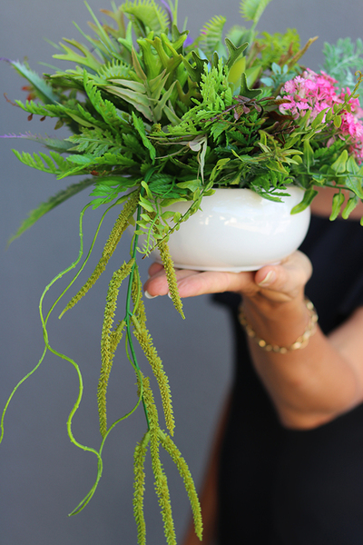 OD RĘKI Anna Maria White, kompozycja sukulenty w okrągłej donicy, wys.16cm