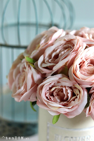 kremowy welurowy flowerbox z piwoniami, Severna 2, wys.25cm