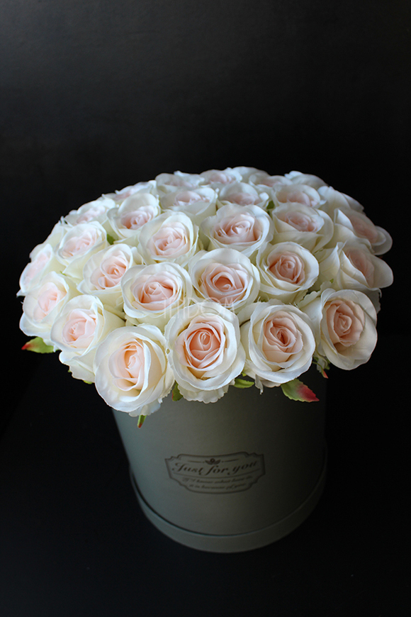 kompozycja kwiatowa / bukiet Flowerbox szarość & róż, wys.37cm