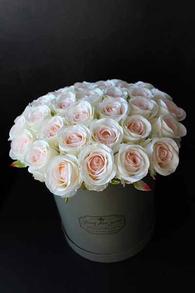 kompozycja kwiatowa / bukiet Flowerbox szarość & róż, wys.37cm