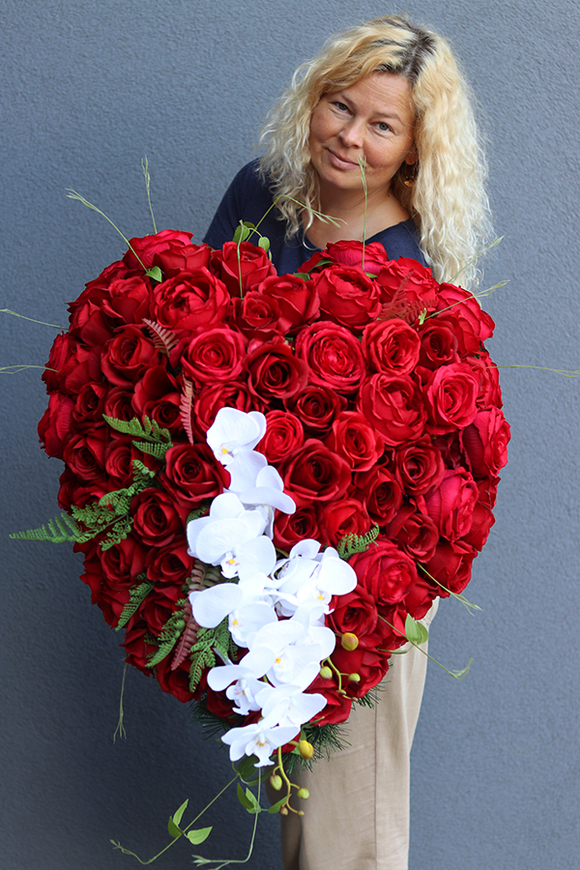 bardzo bogata wiązanka nagrobna z róż, Czerwone Serce Delania, wym.73x50cm