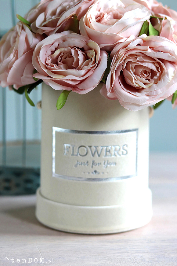 kremowy welurowy flowerbox z piwoniami, Severna 2, wys.25cm