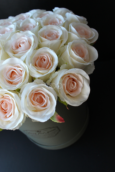 kompozycja kwiatowa / bukiet Flowerbox szarość & róż, wys.37cm