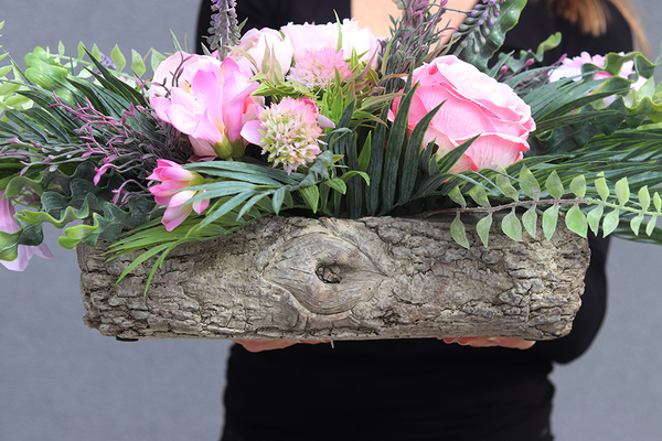 Reja, kompozycja kwiatowa w donicy o fakturze drewna, wym.28x38x68cm