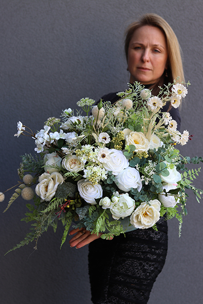 kompozycja kwiatowa błękitnej misie Herona, wys.55cm